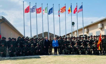 Petrovska i vizitoi pjesëtarët e Armatës, pjesë të forcave të NATO-s në Bullgari