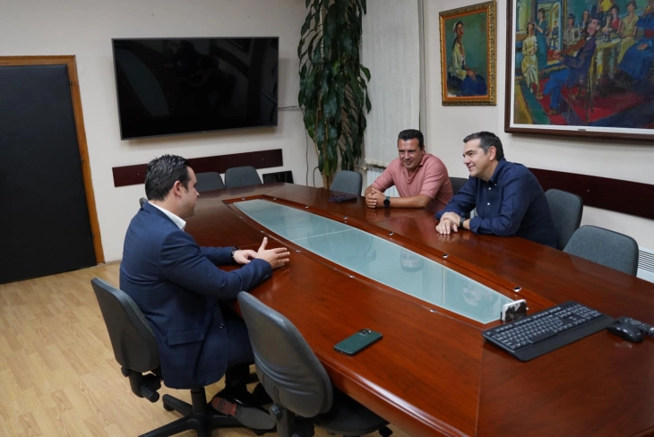 Костадинов ги пречека Заев и Ципрас во Општина Струмица