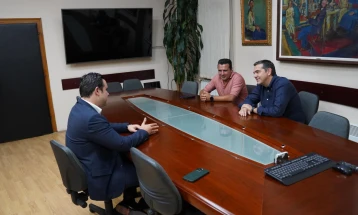 Костадинов ги пречека Заев и Ципрас во Општина Струмица