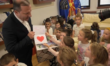 Министерот Спасовски по повод „Детската недела“ го отвори својот кабинет за најмладите