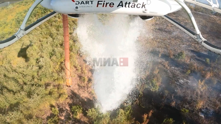 Helikopteri i policisë ka hedhur mbi 40 tonë ujë,  lokalizohet zjarri në komunën e Zelenikovës