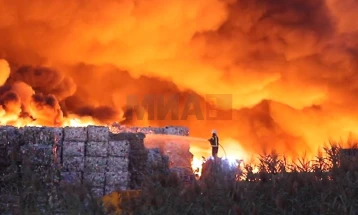 Голем пожар во складиште за пластика во Осиек, нема повредени