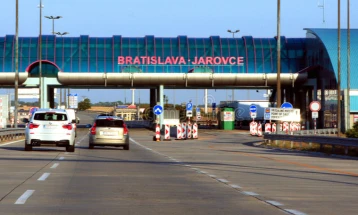 Словачка воведува привремена контрола на границата со Унгарија