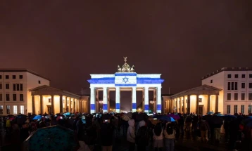 Бранденбуршката порта вечерва осветлена во боите на израелското знаме