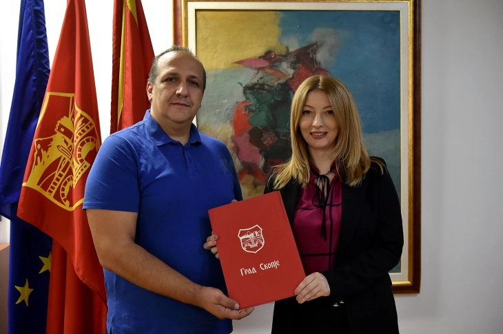 Град Скопје за 10 проценти ги зголеми платите на над 6000 вработени