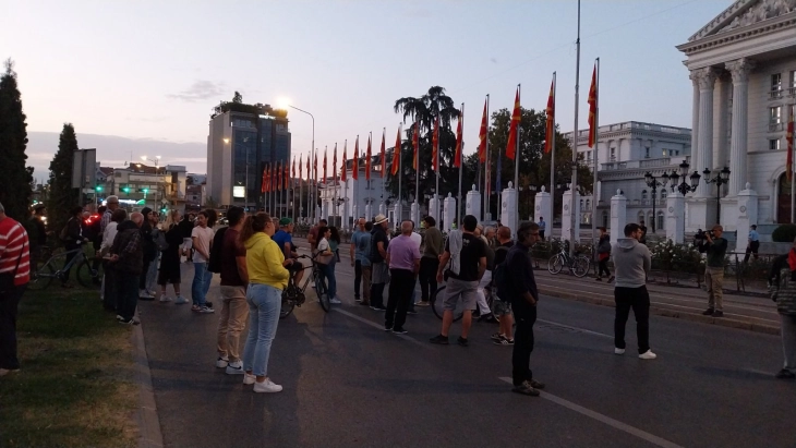 Protestë para Qeverisë për rastin me Klinikën e Onkologjisë