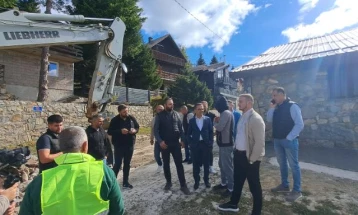 Komuna e Tetovës filloi rikonstruimin e rrugës nëpër vikend lagjet në Kodrën e Diellit