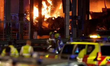 Аеродромот Лутон во Лондон ги прекина сите летови поради пожар на катен паркинг