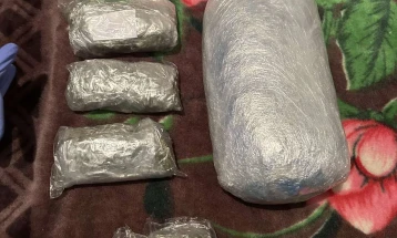 Откриени 1,3 килограми дрога, приведени двајца тетовци