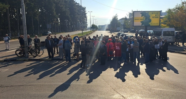 Pensionistët e Tetovës kanë bllokuar hyrjen për në qytet, kërkojnë pensione më të larta