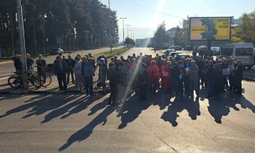 Pensionistët e Tetovës kanë bllokuar hyrjen për në qytet, kërkojnë pensione më të larta