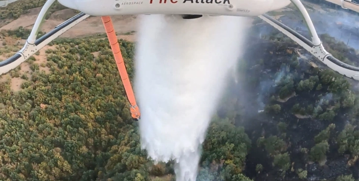 Хеликоптер на МВР исфрли над десет тони вода врз пожарот кај Блаце