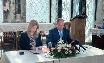 Arsovska nënshkroi Memorandum për bashkëpunim me drejtorin e IN Shtëpia përkujtimore e Nënës Terezë - Shkup, Naser Curri