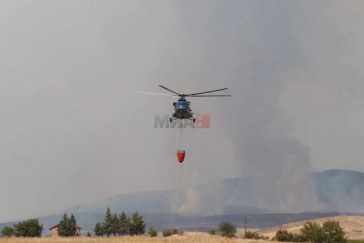 Helikopteri i MPB-së ka hedhur mbi dhjetë tonë ujë në zjarrin në Komunën e Makedonski Brodit