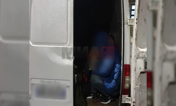 Откриени 33 мигранти во приколка од камион кај Старо Нагоричане