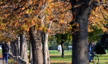 Nga nesër mot me vranësira dhe më i ngrohtë, nga e premtja rritje e temperaturave