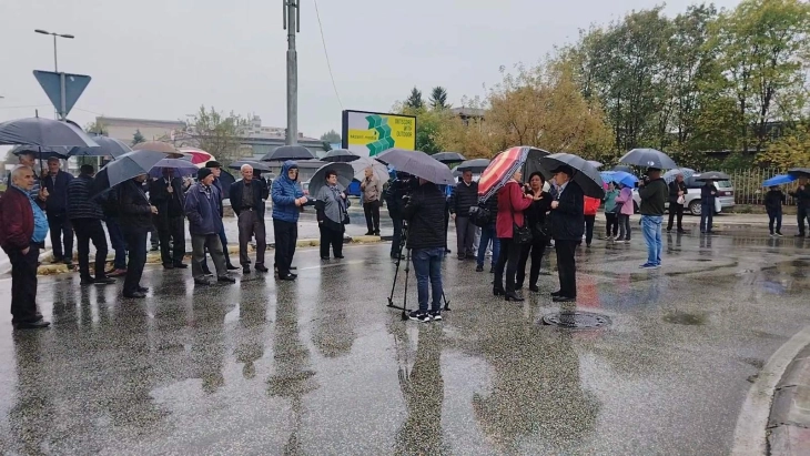 Për herë të dytë pensionistët nga Tetova bllokuan hyrjen në qytet – kërkojnë pensione më të larta
