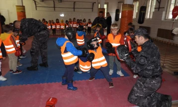 Деца од скопски градинки во посета на припадниците на полициската Единица за брзо распоредување