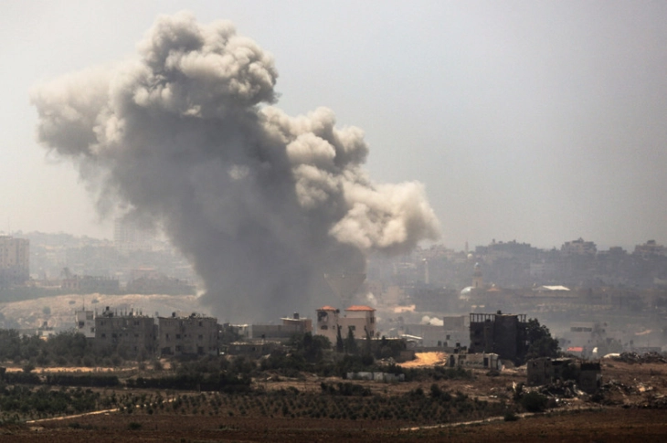 Израел го бомбардираше југот на Газа, убиени се десетици Палестинци