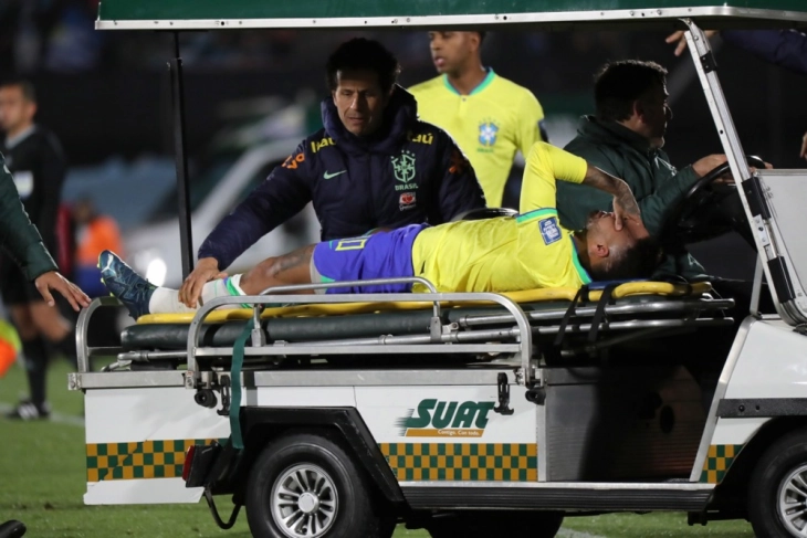 Нејмар се повреди на натпреварот против Уругвај, тој беше изнесен од теренот на носилки