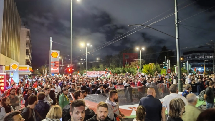 Масовен протест во Атина за поддршка на Палестина, мали инциденти пред амбасадата на Израел (Фото)