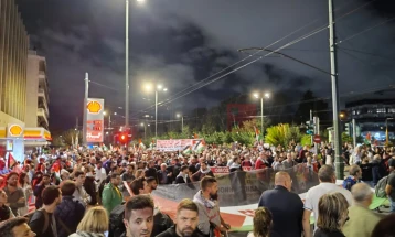 Масовен протест во Атина за поддршка на Палестина, мали инциденти пред амбасадата на Израел (Фото)