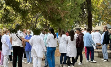 Здравствените работници излегоа на протест, бараат покачување на платите за 30 отсто