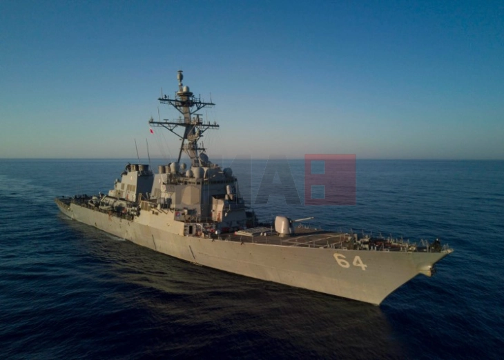 Американски воен брод собори проектили истрелани од Јемен