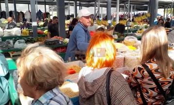Посетители од Бугарија на градскиот пазар во Делчево, се купува овошје и зеленчук