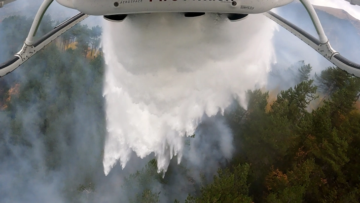 Хеликоптерот на МВР исфрли над 10 тони вода врз пожарот кај Белица