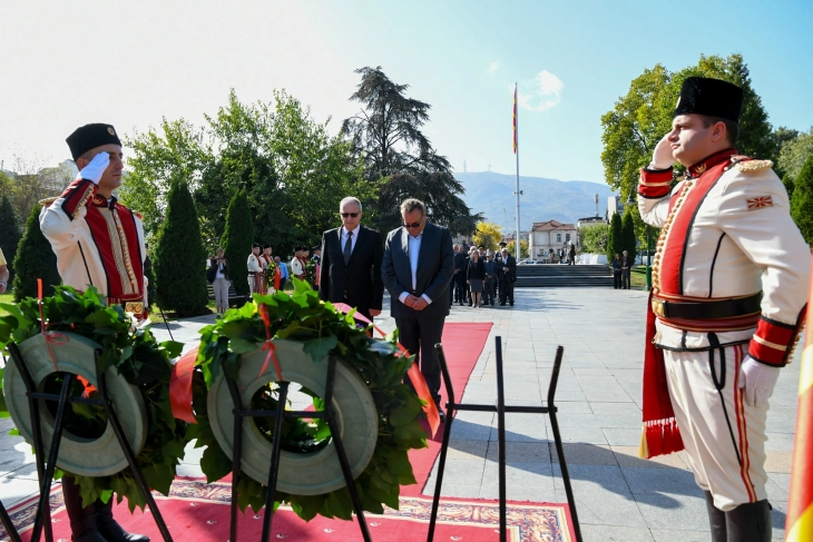 Një delegacion qeveritar bëri homazhe para përmendores së Goce Dellçevit me rastin e Ditës së luftës revolucionare maqedonase