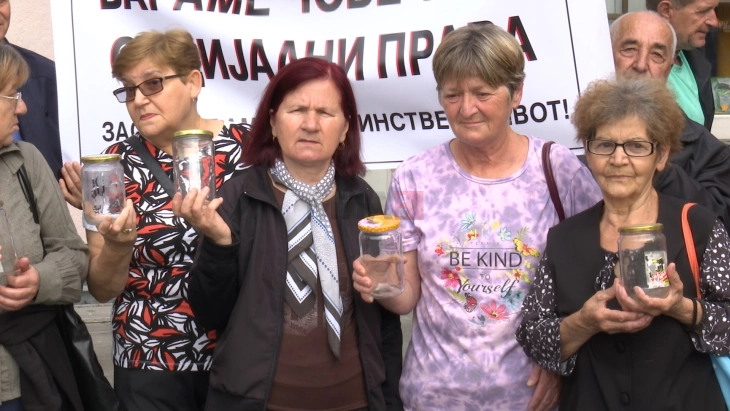 Штипските пензионери протестираа со празни тегли за зимница