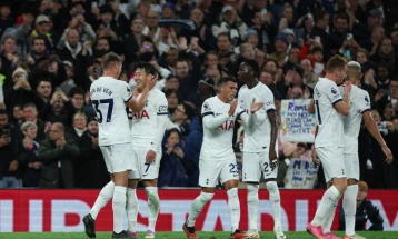 Son stars as Tottenham beat Fulham to return to Premier League summit