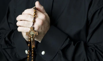 Полски бискуп поднесе оставка поради оргија во дом на свештеник