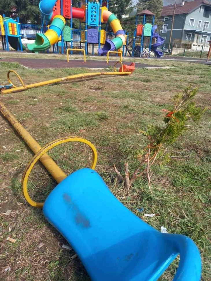 Оштетени и уништени реквизити во детското игралиште во Дебар