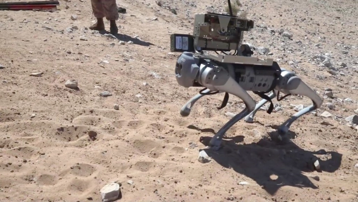 Американската војска тестира кучиња роботи што можат да стрелаат ракети и носат опрема 