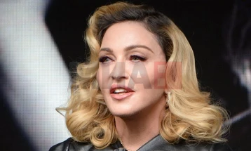 Мадона е првата пејачка со топ-10 албуми во пет различни декади во САД