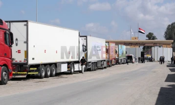 Десет камиони и лекари влегоа во Газа преку преминот Рафа