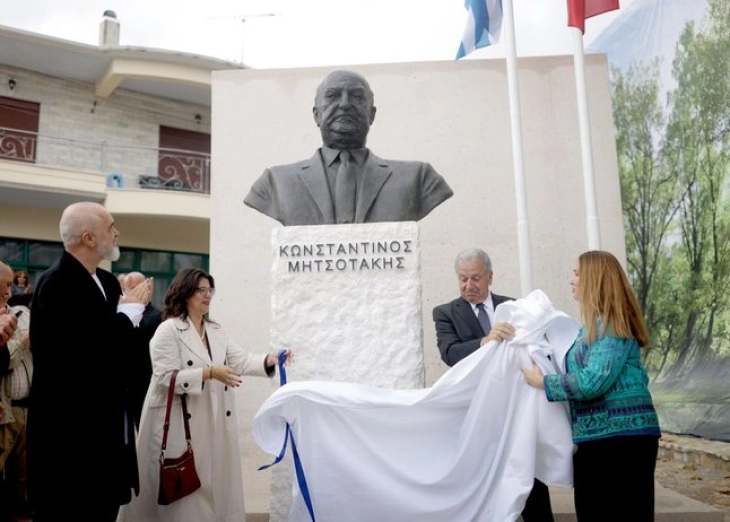 Константинос Мицотакис доби плоштад и биста во град во Албанија