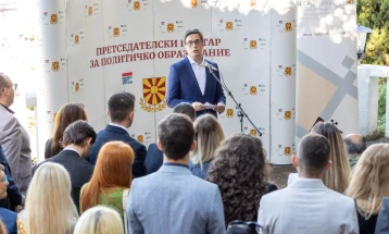 Presidenti Pendarovski ua ndau certifikatat pjesëmarrësve të Shkollës së tretë për politika
