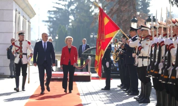 Фон дер Лајен пречекана од Ковачевски пред Владата со највисоки државни почести