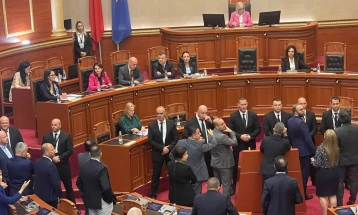 Хаос во албанскиот парламент, блокирана говорницата, тепачка меѓу пратеници