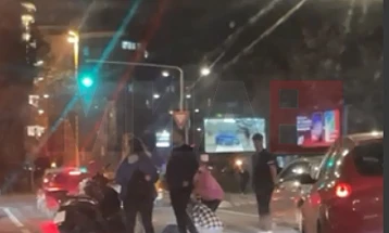 Një grua është  lënduar në një aksident trafiku në qendër të Shkupit
