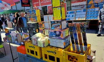 Në tregjet në Shkup dhe Tetovë u sekuestruan mjete piroteknike dhe duhan të prerë që shitej në mënyrë të paligjshme