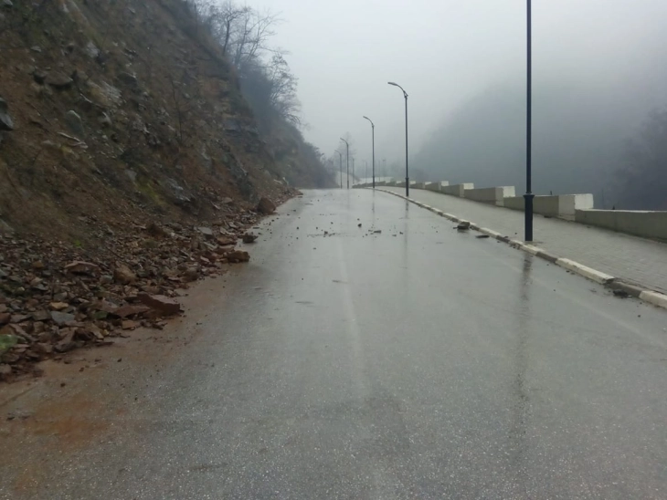 Одрон целосно го запре сообраќајот на патот Делчево - Македонска Каменица
