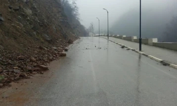 Одрон целосно го запре сообраќајот на патот Делчево - Македонска Каменица