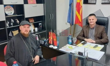 Градоначалникот Атанасовски се сретна со протоереј отец Даниел Стојчевски