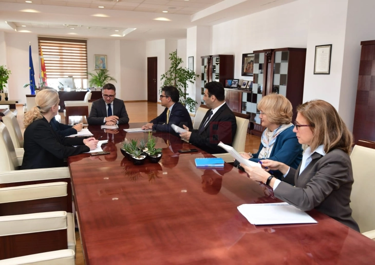 Ministri Besimi u takua me drejtorët e BERZH-it Kolangeli dhe Turmenoglu