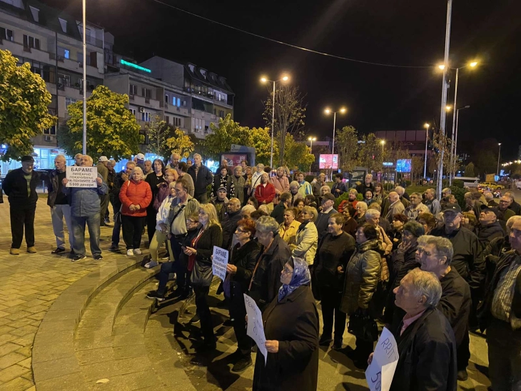 Тетовските пензионери одржаа протест на плоштадот, не отстапуваат од барањата за повисоки пензии