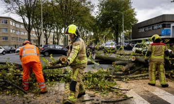 Повеќе погинати, десетици повредени и милионски штети од налетите на бурата Киаран во западна и централна Европа